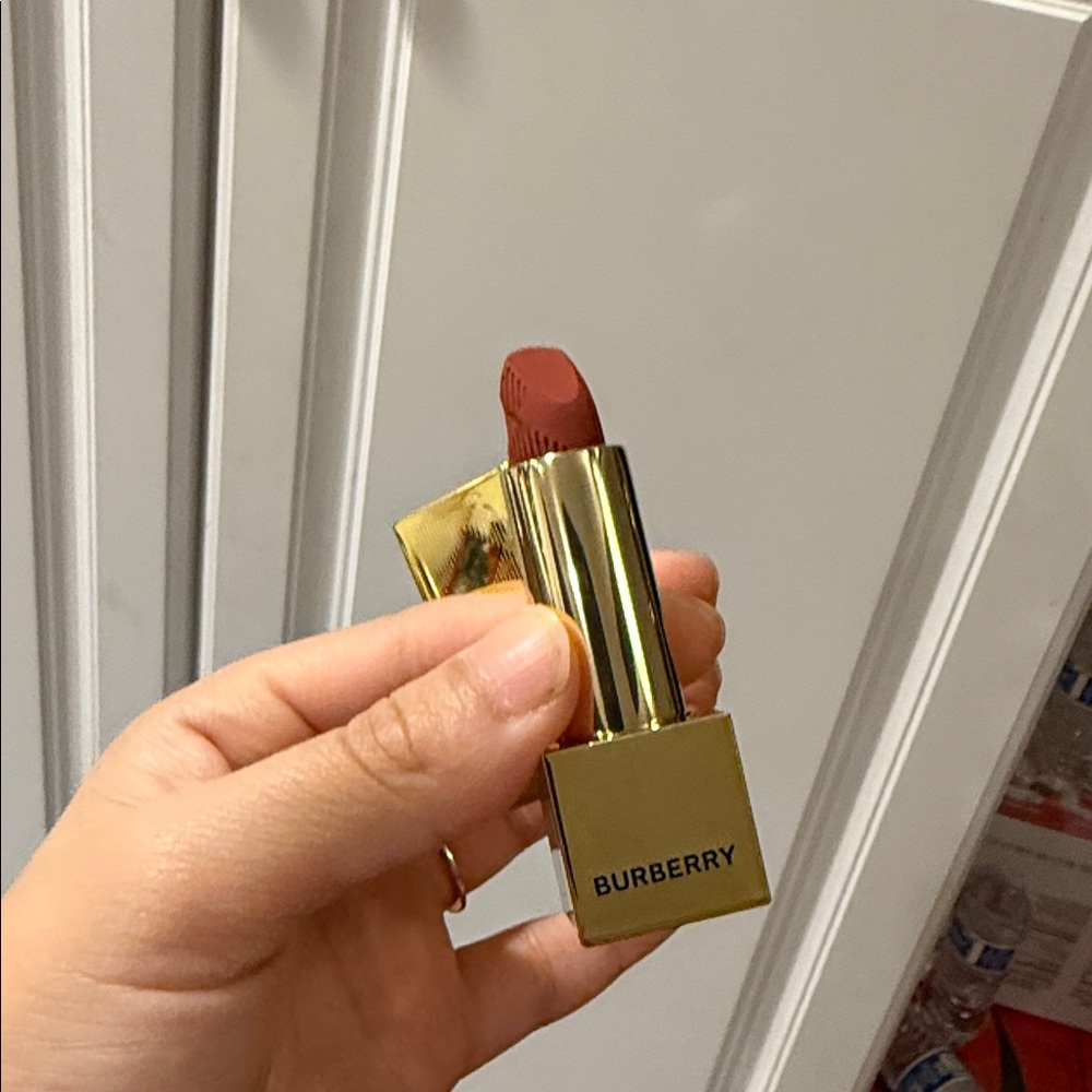 Burberry Kisses Lipstick Shade 588 Matte Dusty Pink color